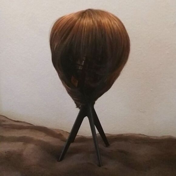 Short Bob Wig with Highlights - Picture 1 of 13